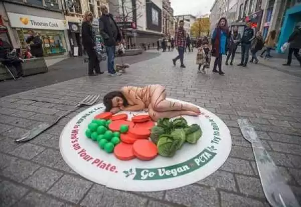 Shocking! N*ked Woman Spotted Lying On a Plate In Broad Daylight...Her Reason Will Shock You (Photo+Video)